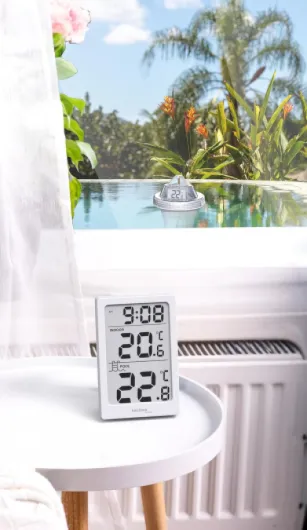 Technoline Thermomètre de piscine radio numérique WS9079 avec station, mesure la température de l'eau et transmet les données par radio,la station,la station mesure également la température intérieure